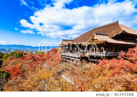 紅葉の清水寺と京都タワー 92345568
