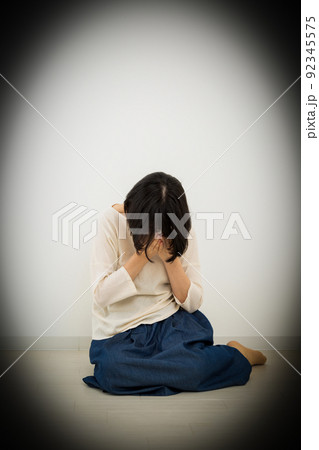 落ち込むミドル女性 92345575