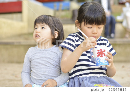 かき氷を食べる姉妹 かき氷を食べる姉妹 92345615