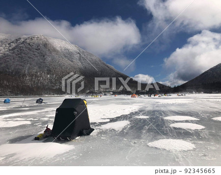 赤城大沼の氷上 92345665