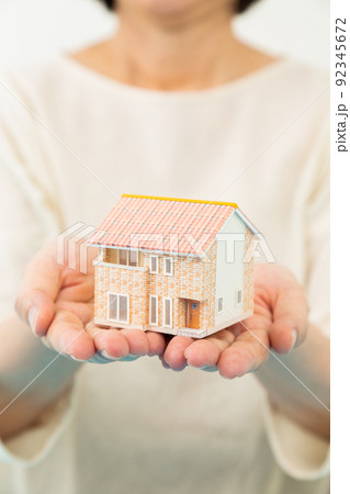 住宅模型を持つミドル女性 92345672
