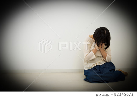 落ち込むミドル女性 落ち込むミドル女性 92345673