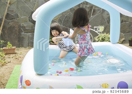 プールでおもちゃの取り合いをする女の子達 92345689