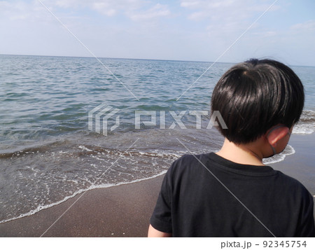 海を眺める男の子(後ろ姿) 92345754