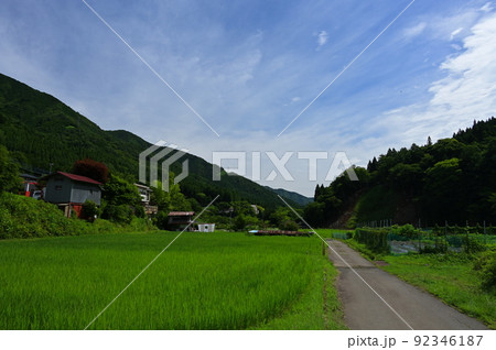 夏の田舎道　道志村の原風景 92346187