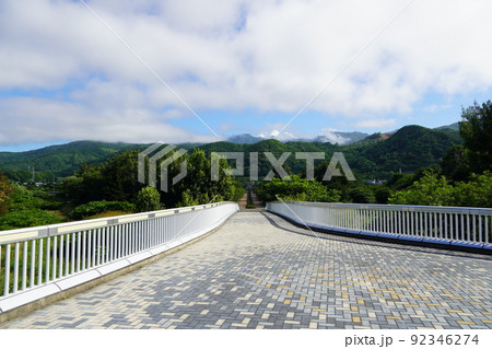 星観緑地の星流橋から見る手稲山 92346274