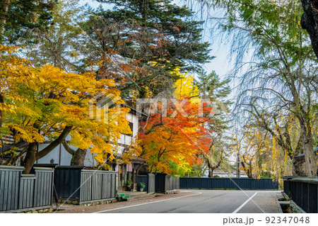 秋田県仙北市　紅葉の角館武家屋敷通り 92347048