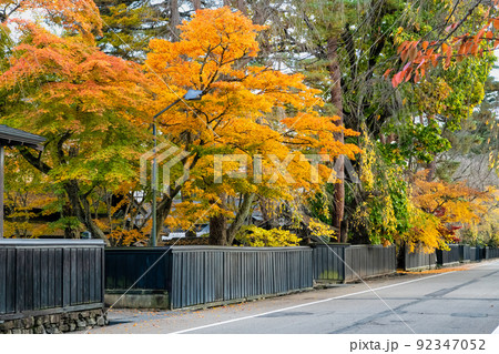 秋田県仙北市　紅葉の角館武家屋敷通り 92347052
