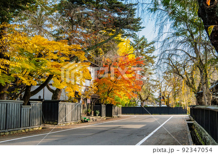 秋田県仙北市　紅葉の角館武家屋敷通り 92347054