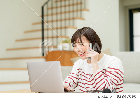 スマホで通話する女性　 92347090