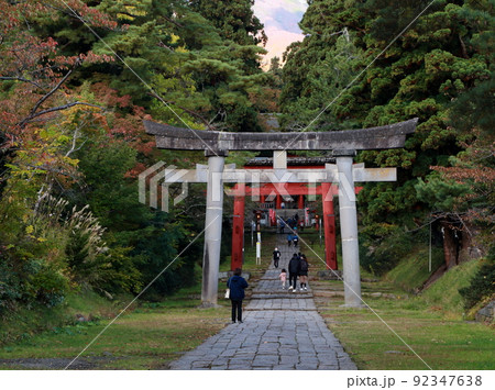 岩木山神社白い鳥居と赤い鳥居 岩木山神社白い鳥居と赤い鳥居 92347638