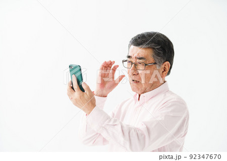 シニア男性　スマホ　操作　 92347670