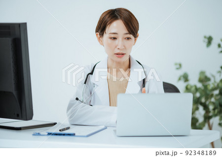 女性医師　診察　リモート 92348189