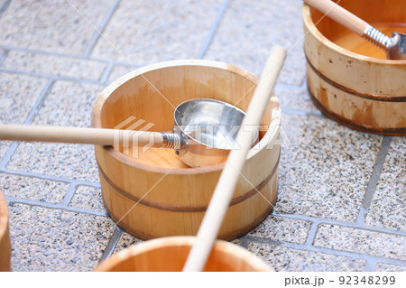 夏、打ち水の準備の様子 92348299