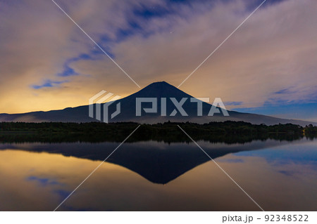 (静岡県)田貫湖から眺める一番星と富士山 (静岡県)田貫湖から眺める一番星と富士山 92348522