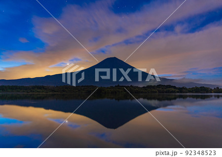 (静岡県)田貫湖から眺める一番星と富士山 (静岡県)田貫湖から眺める一番星と富士山 92348523