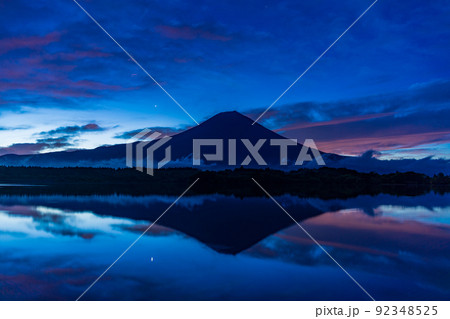 (静岡県)田貫湖から眺める一番星と富士山 (静岡県)田貫湖から眺める一番星と富士山 92348525