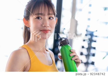 スポーツジムでトレーニングする若い女性 92348742