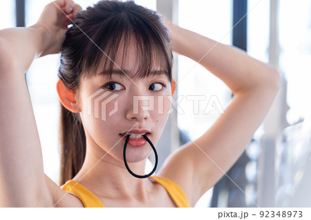 スポーツジムでトレーニングする若い女性 92348973