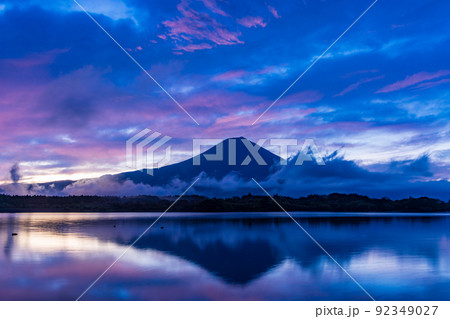 （静岡県）爆焼けの序章　田貫湖と富士山 92349027