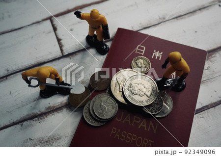日本のパスポートと世界各国の小銭 92349096