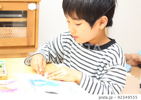 お絵描きをする幼い男の子 お絵描きをする幼い男の子 92349555