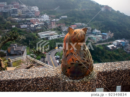 愛し台湾(台湾茶の高級茶屋店で崖の街並みを見下ろす。陶器の猫に出会い微笑みに包まれた。)台湾「九份」 愛し台湾(台湾茶の高級茶屋店で崖の街並みを見下ろす。陶器の猫に出会い微笑みに包まれた。)台湾「九份」 92349834
