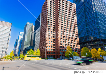 オフィス街の秋　丸の内 92350660