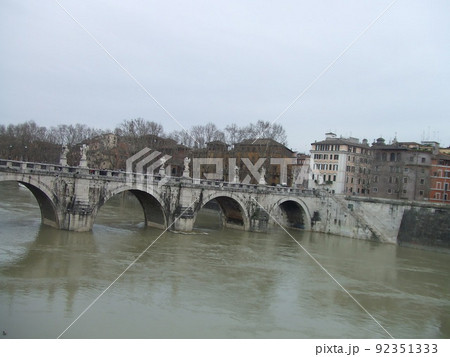 ローマのサンタンジェロ橋 92351333