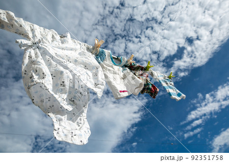 野外に干された洗濯物 92351758