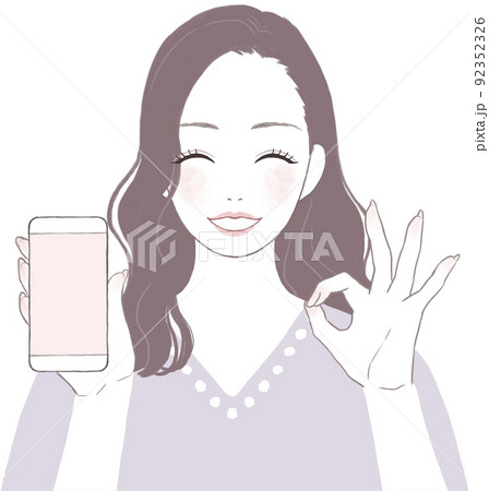 笑顔でスマートフォンを持つ女性 OKポーズver 92352326