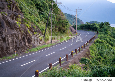 崖の下を通る道路と急なカーブ 崖の下を通る道路と急なカーブ 92352788