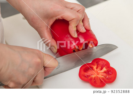 【パプリカ赤色を三徳包丁で輪切りにする】 【パプリカ赤色を三徳包丁で輪切りにする】 92352888