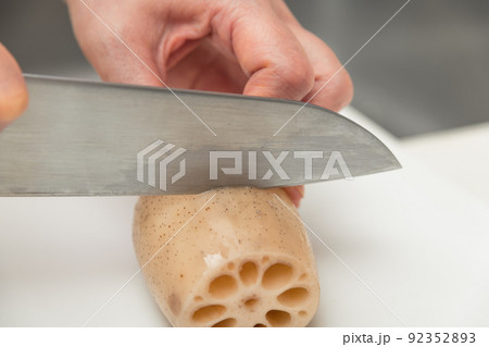 【レンコンを三徳包丁で切る】 【レンコンを三徳包丁で切る】 92352893