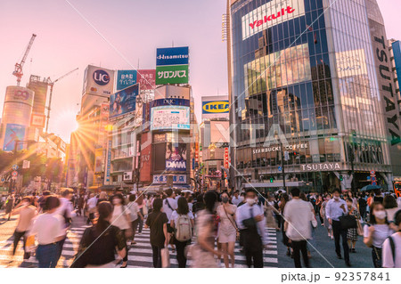 日本の東京都市景観 19万超全国・東京3万超、過去最多。BA.5…太陽光と渋谷の大人流＝7月22日 92357841