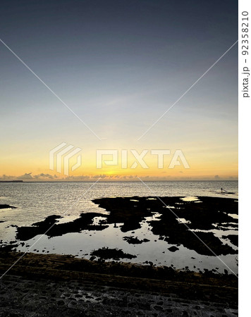 沖縄 浦添市西海岸から見た夕景の写真素材 [92358210] - PIXTA