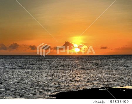 沖縄 浦添市西海岸から見た夕景の写真素材 [92358409] - PIXTA