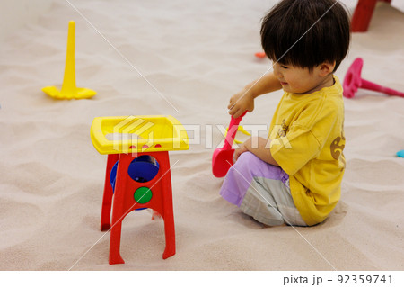 砂場で遊ぶ子供 92359741