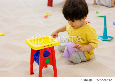 砂場で遊ぶ子供 92359742