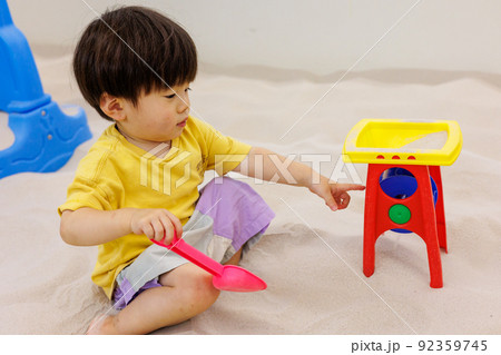 砂場で遊ぶ子供 砂場で遊ぶ子供 92359745