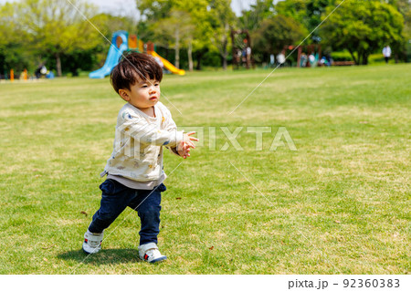 芝生を走り回る男の子 芝生を走り回る男の子 92360383