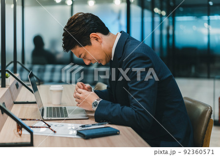 悔しがるビジネスパーソン 92360571