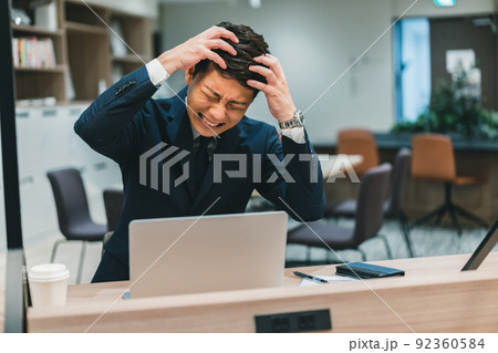 仕事で頭がパンクしそうなビジネスパーソン 仕事で頭がパンクしそうなビジネスパーソン 92360584