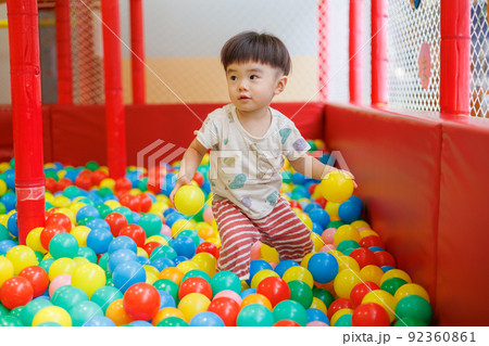 ボールプールで遊ぶ男の子 92360861