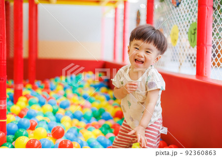 ボールプールで遊ぶ男の子 ボールプールで遊ぶ男の子 92360863