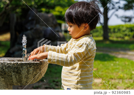 水道で手を洗う子供 92360985