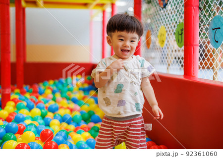 ボールプールで遊ぶ男の子 ボールプールで遊ぶ男の子 92361060