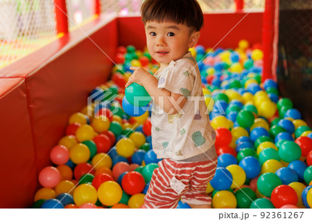 ボールプールで遊ぶ男の子 ボールプールで遊ぶ男の子 92361267