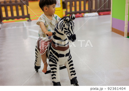 遊具で遊ぶ男の子 遊具で遊ぶ男の子 92361404
