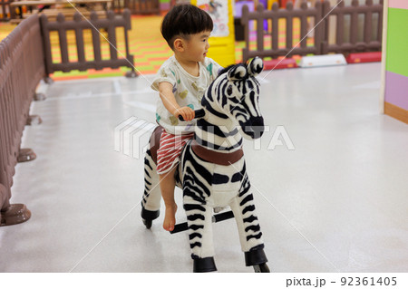 遊具で遊ぶ男の子 遊具で遊ぶ男の子 92361405